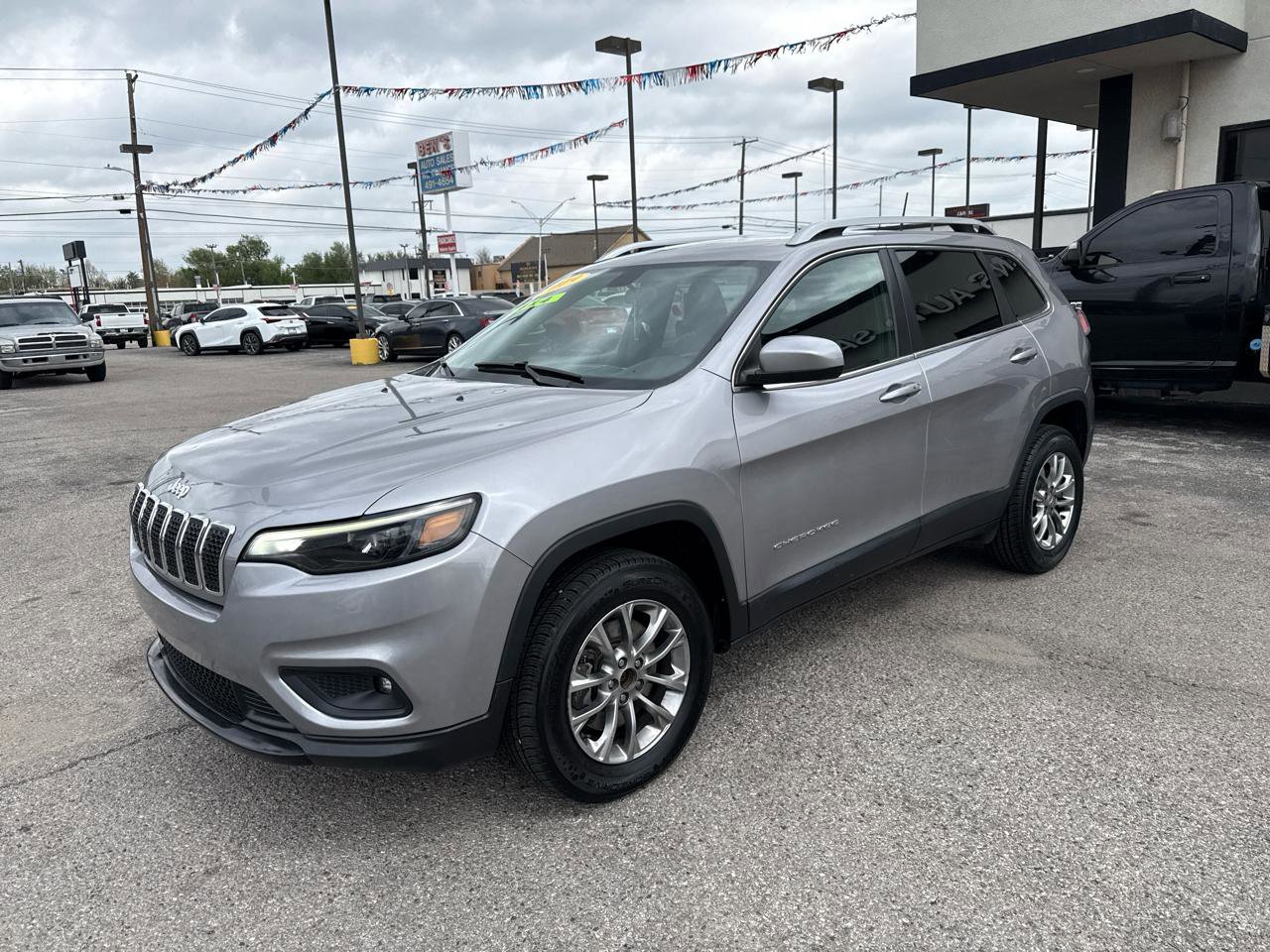 Used 2019 Jeep Cherokee Latitude Plus AWD/4WD image 2