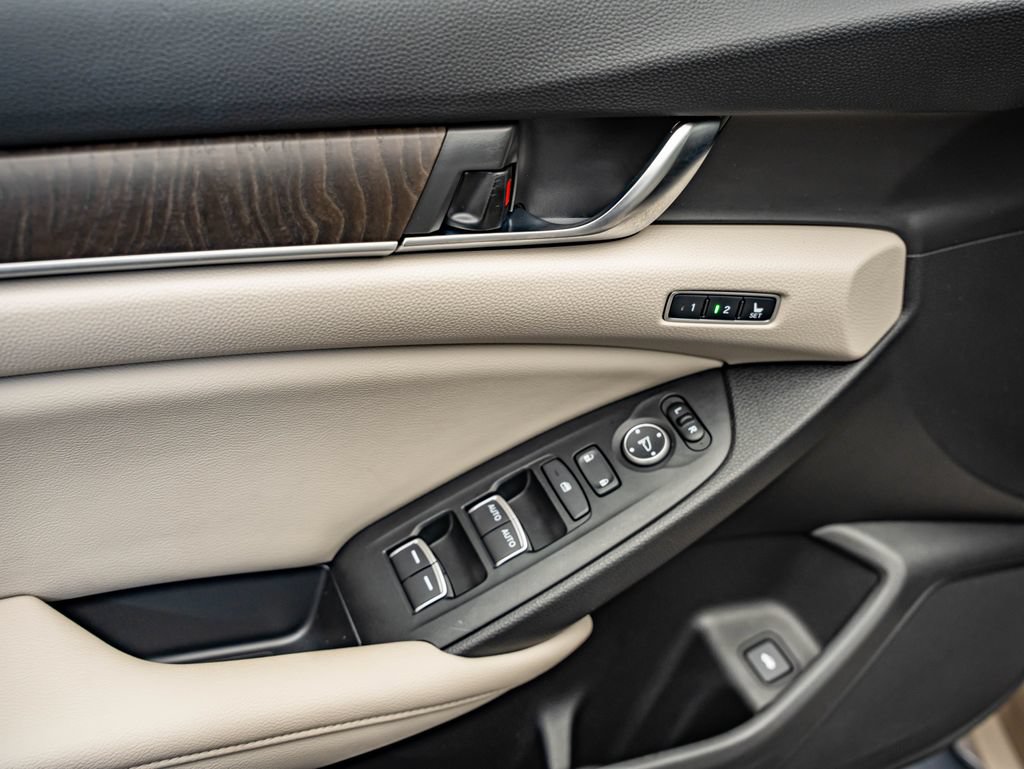 Used 2018 Honda Accord Touring image 16