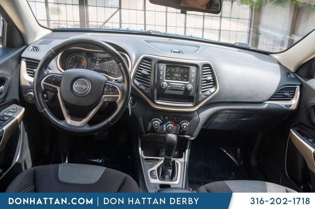 Used 2018 Jeep Cherokee Latitude w/ Altitude Package FWD image 4