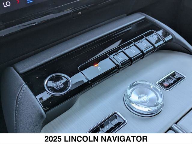 Used 2025 Lincoln Navigator Reserve w/ Jet Appearance Package image 19