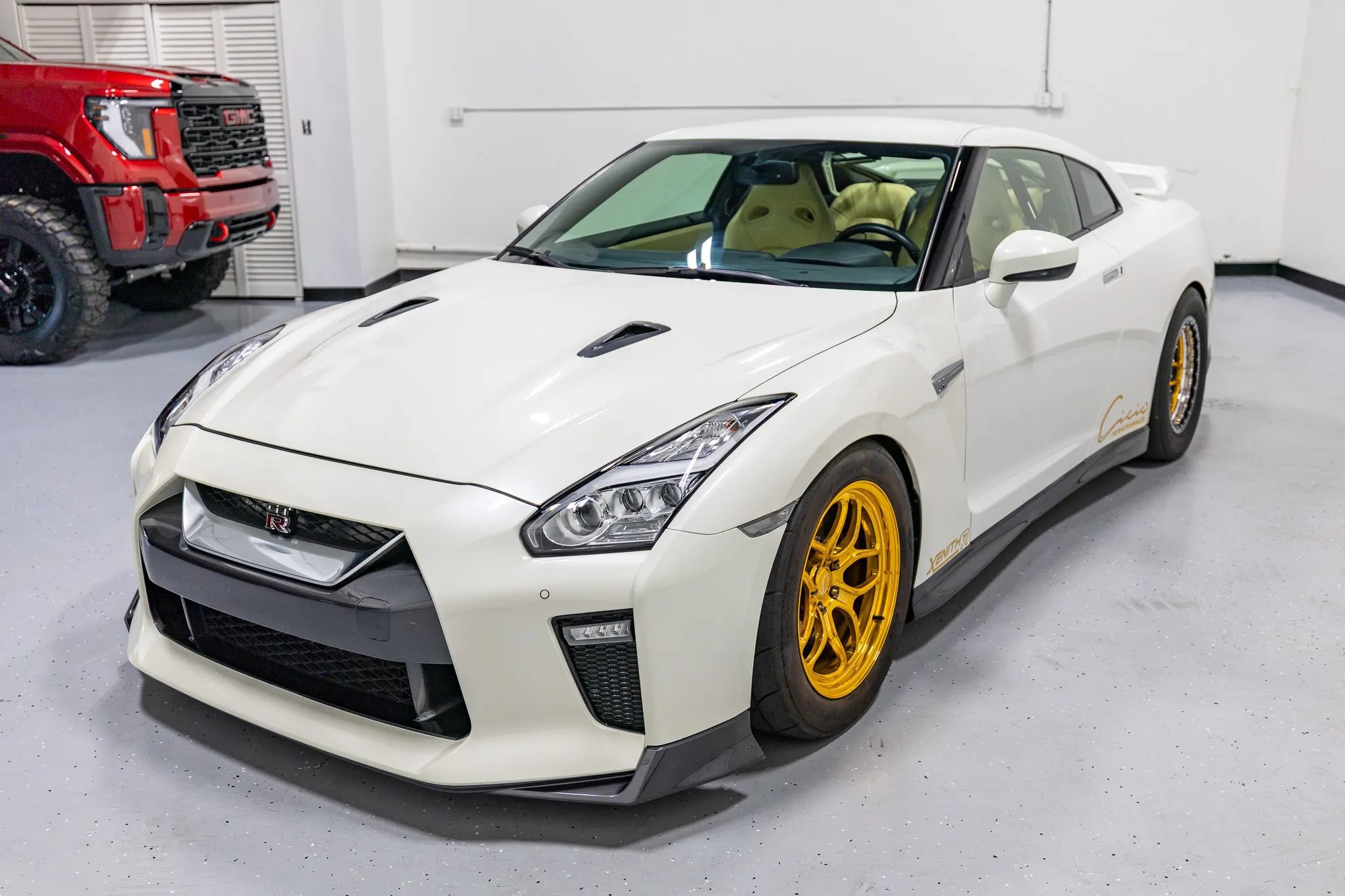 Used 2017 Nissan GT-R Premium w/ Premium Interior Package AWD/4WD image 3