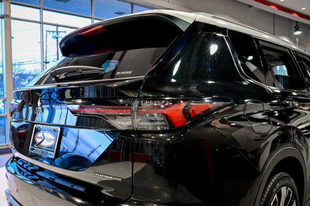 Used 2025 Mitsubishi Outlander AWD image 11