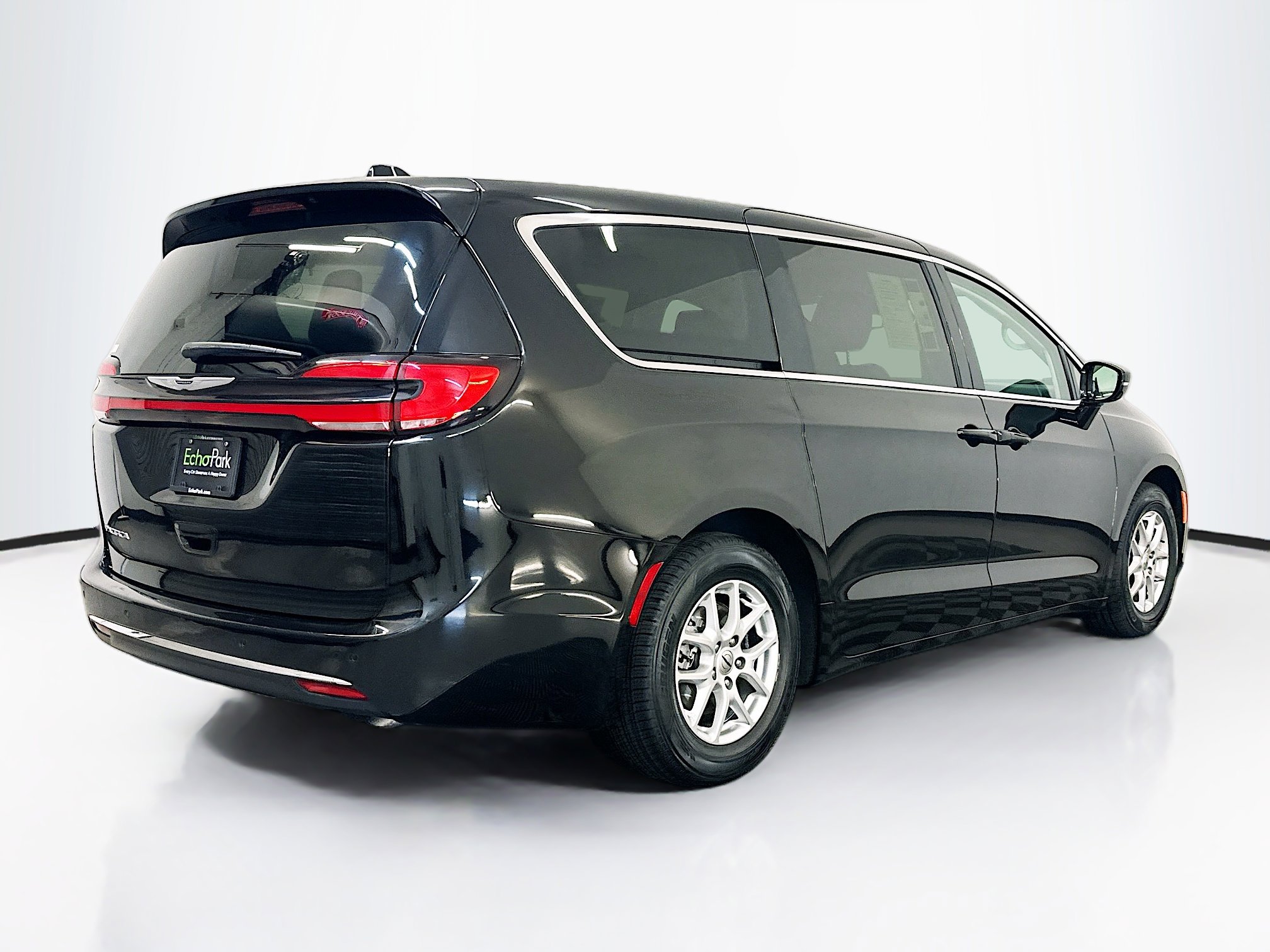Used 2024 Chrysler Pacifica Touring-L FWD image 9