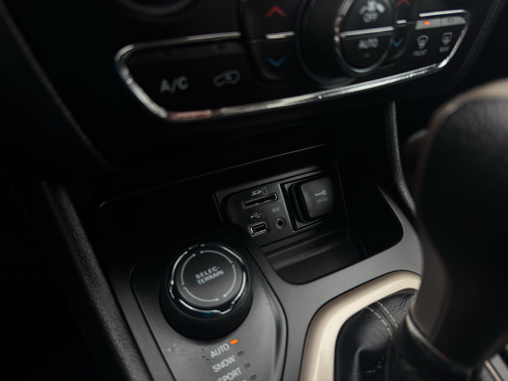 Used 2017 Jeep Cherokee Latitude w/ Comfort/Convenience Group image 20