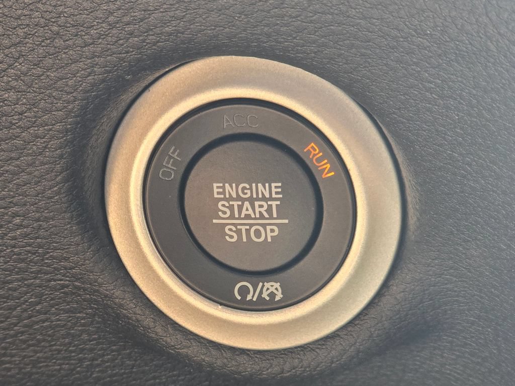 Used 2026 Chrysler Pacifica Select FWD image 32