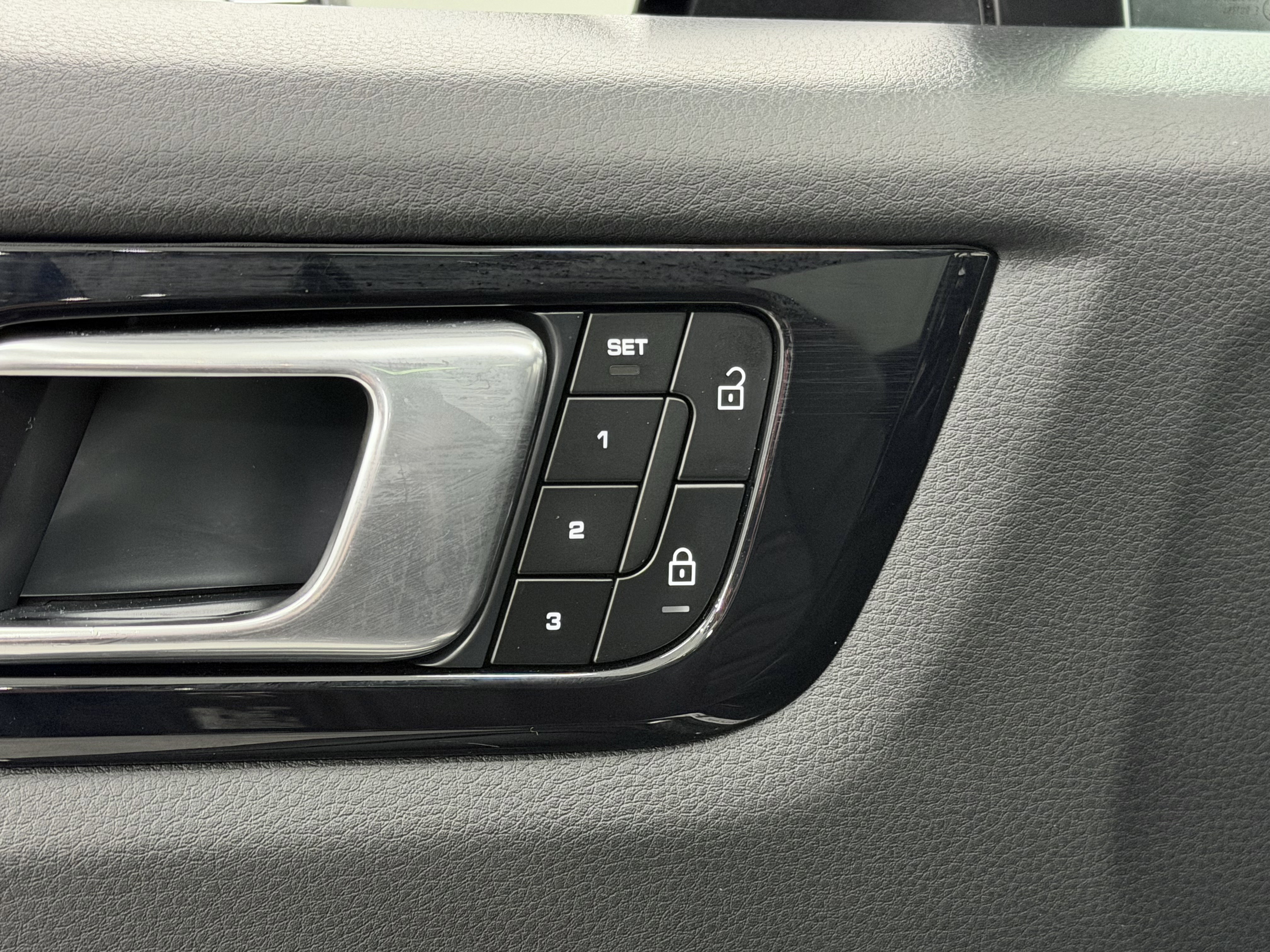 Certified 2023 Porsche Cayenne Platinum Edition image 29