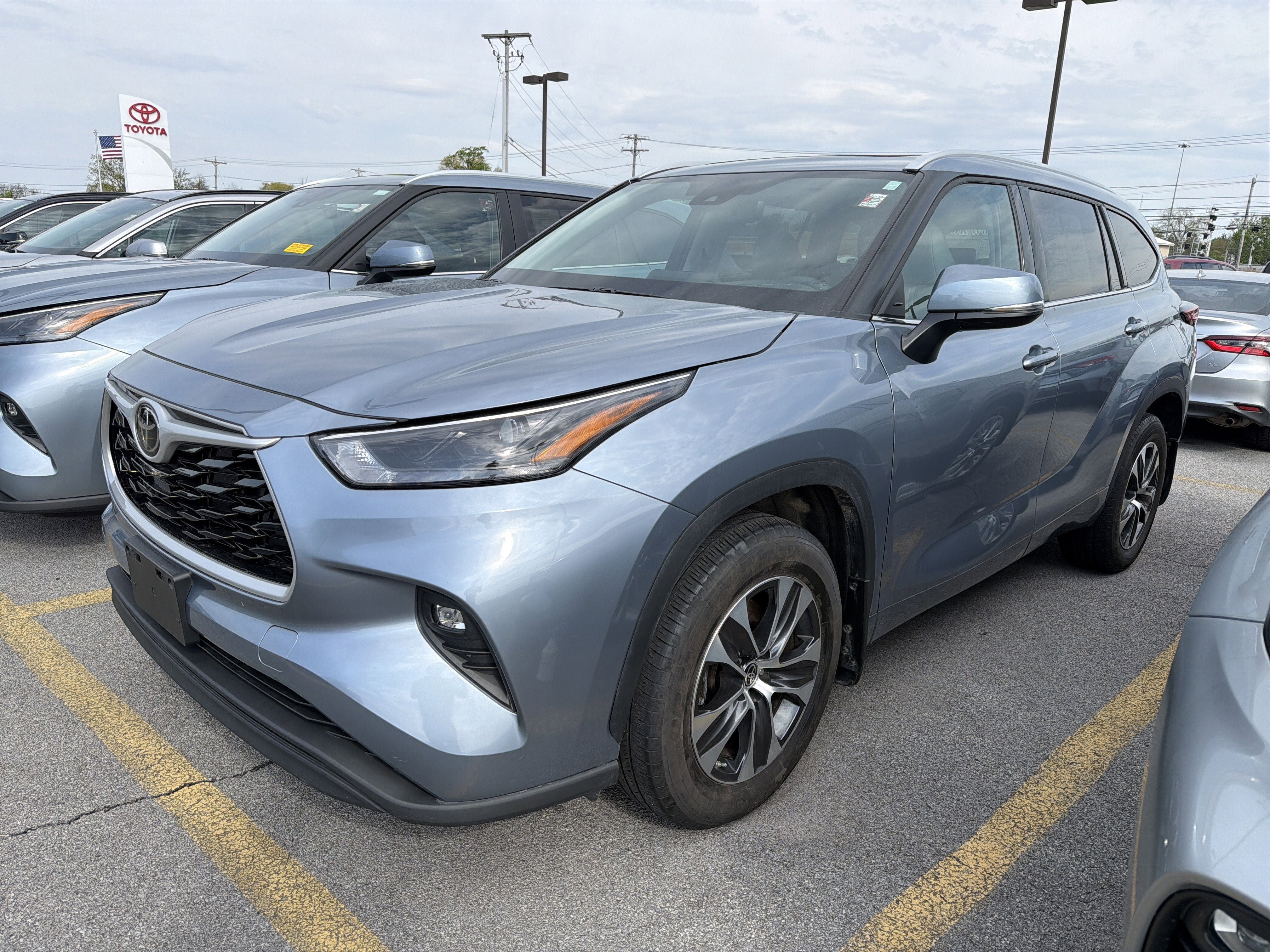Used 2022 Toyota Highlander XLE AWD/4WD image 4