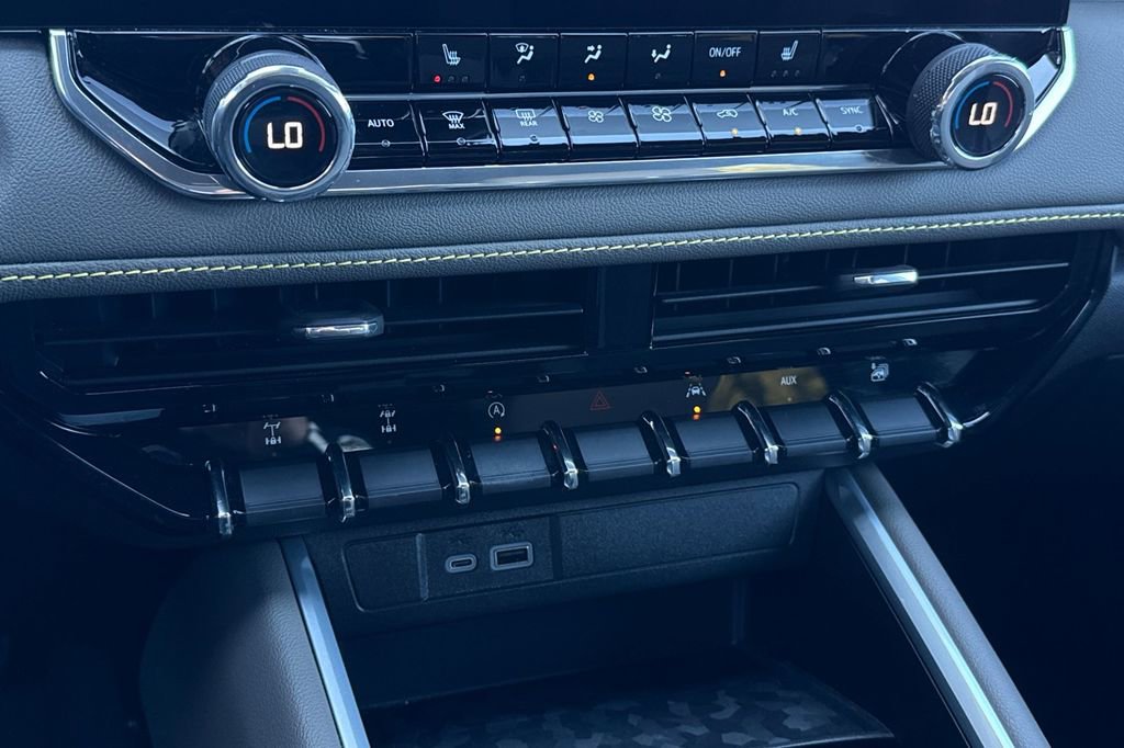 Certified 2024 Chevrolet Colorado ZR2 w/ Safety Package image 23