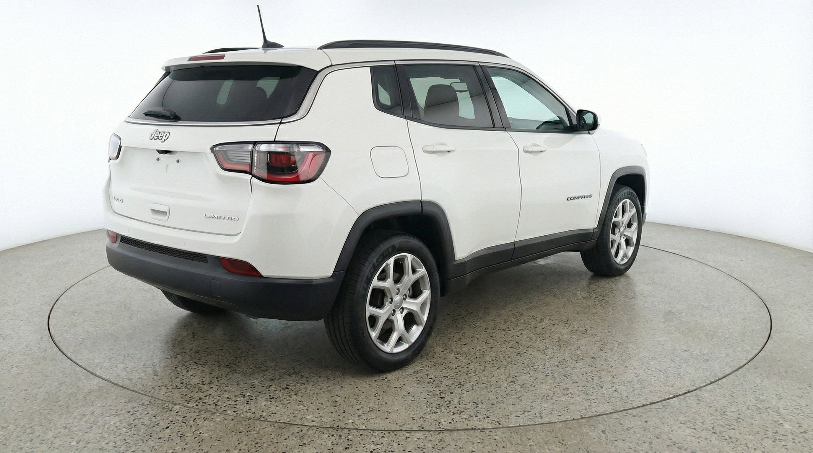 Used 2025 Jeep Compass Latitude AWD/4WD image 9