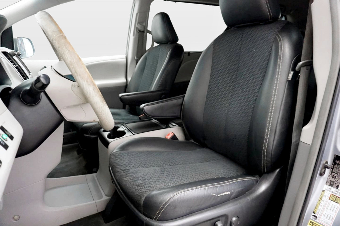 Used 2014 Toyota Sienna SE FWD image 11