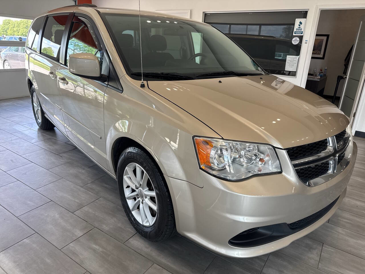 Used 2016 Dodge Grand Caravan SXT w/ Rear Park Assist Package FWD image 2