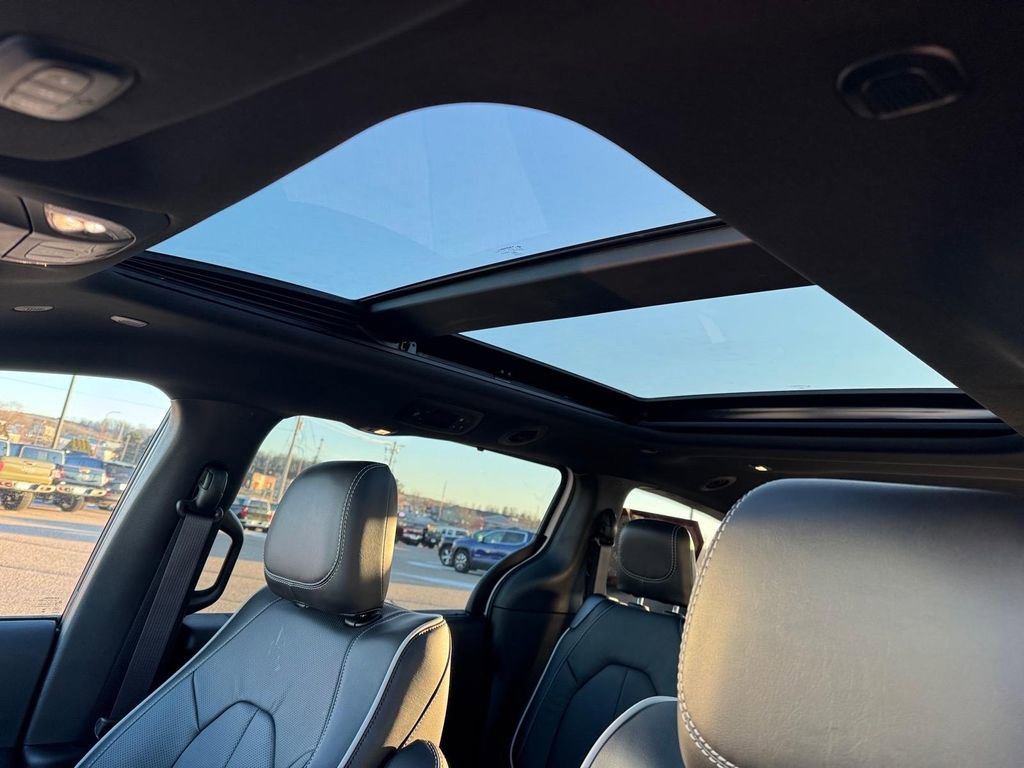 New 2026 Chrysler Pacifica Limited w/ Trailer Tow Group AWD/4WD image 9