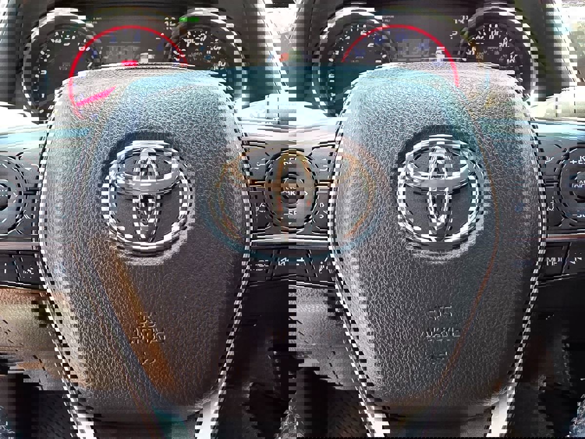 Used 2020 Toyota Camry XSE image 29