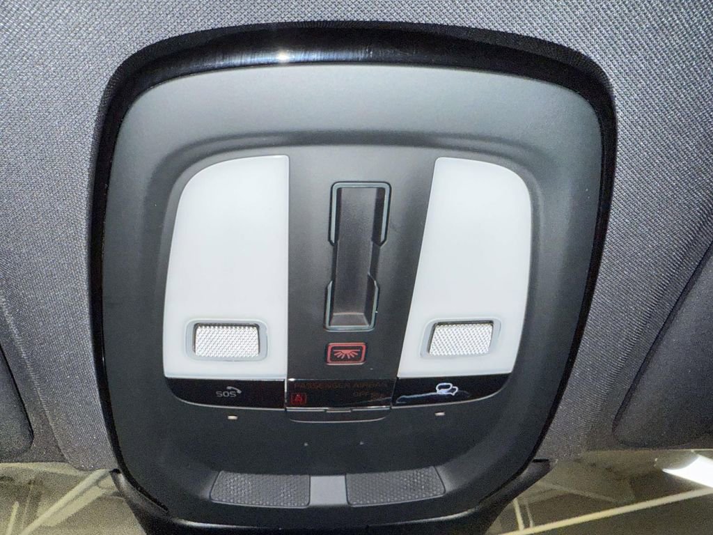 Used 2024 Volvo XC60 T8 Ultimate w/ Climate Package image 25