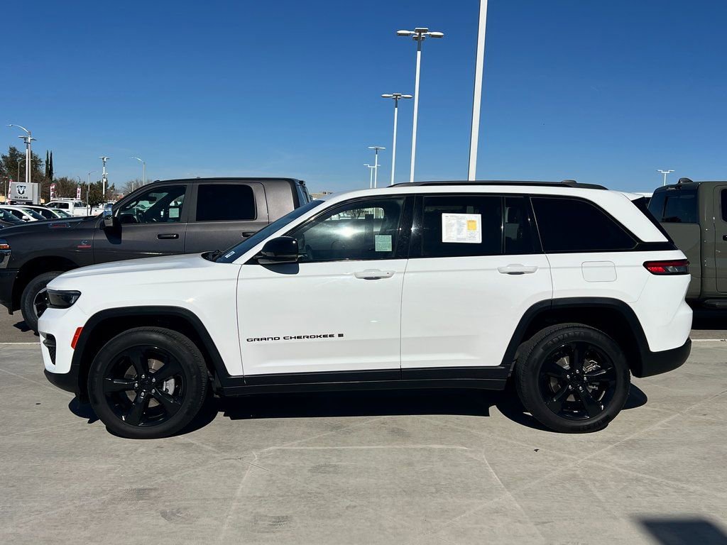 Certified 2023 Jeep Grand Cherokee Altitude image 4