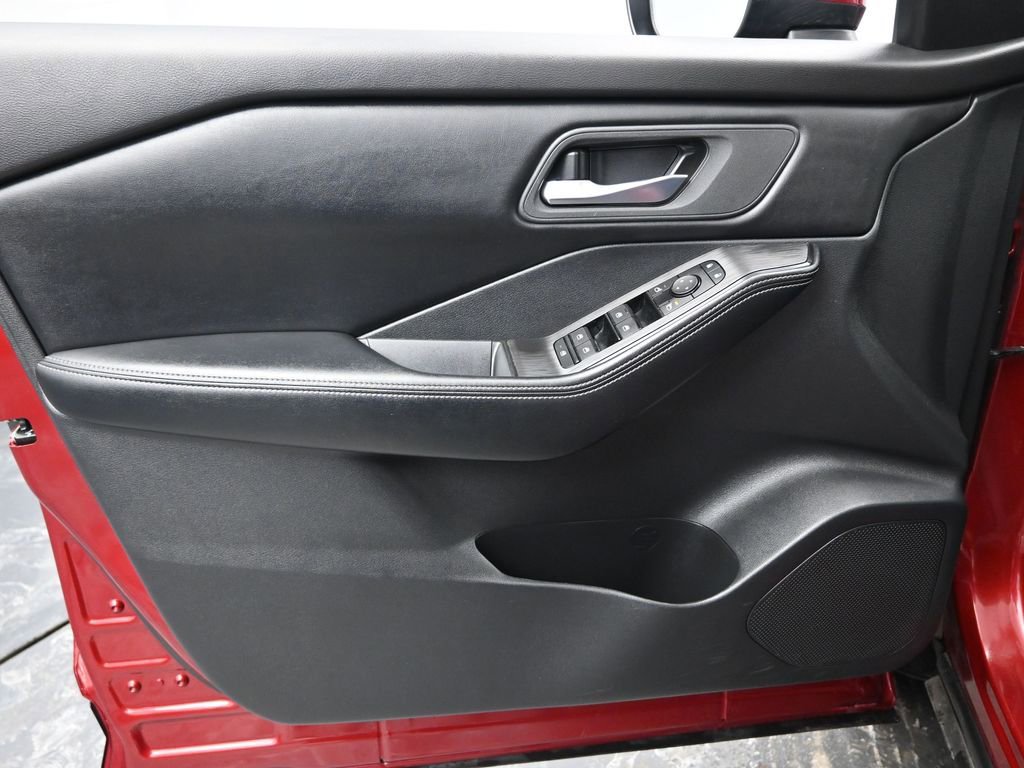 Used 2024 Nissan Rogue SV image 28