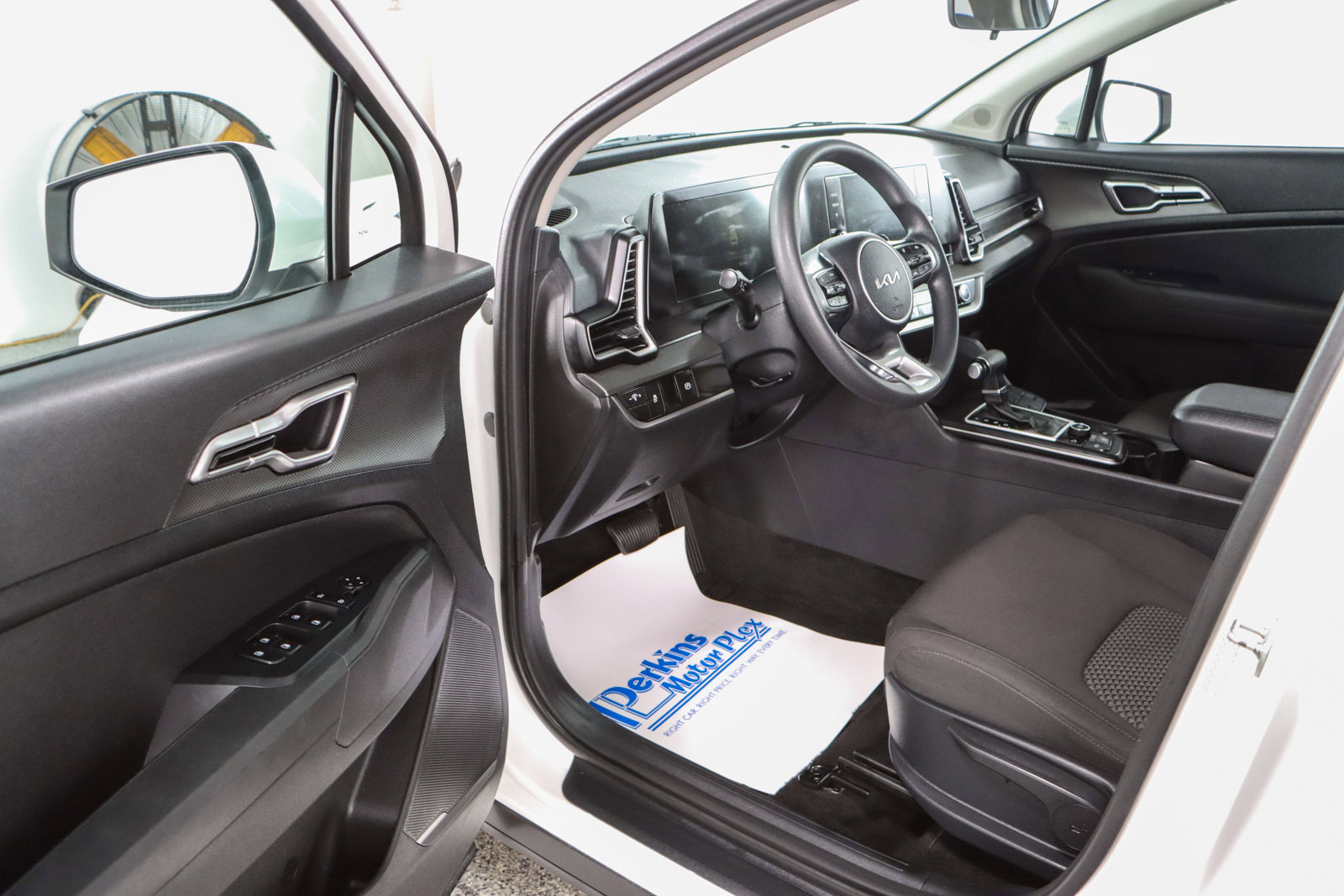 Used 2024 Kia Sportage LX image 3