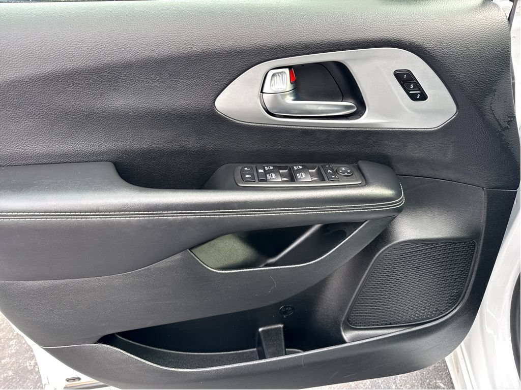 Used 2025 Chrysler Pacifica Limited FWD image 12