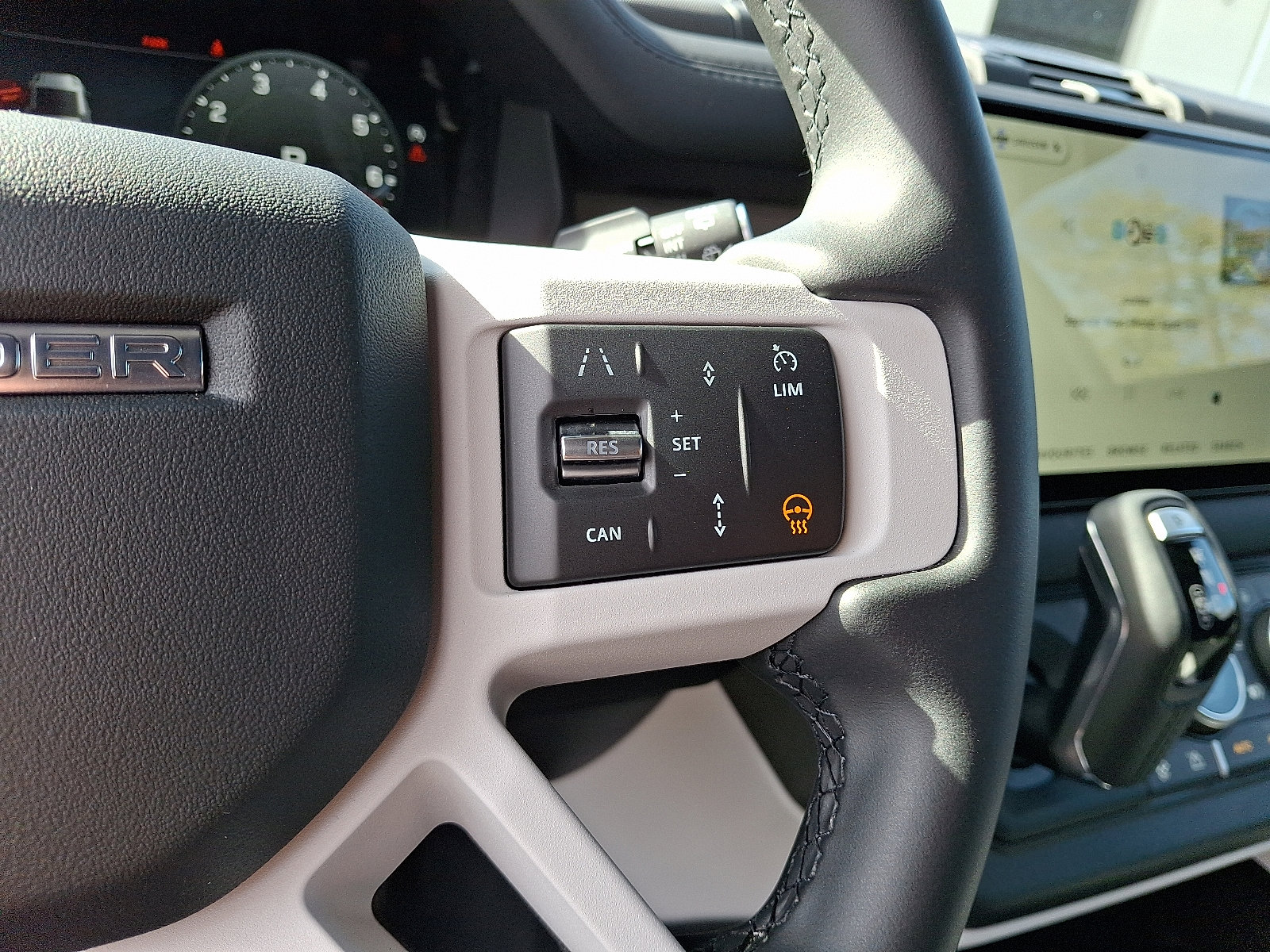 Used 2025 Land Rover Defender 110 S image 22