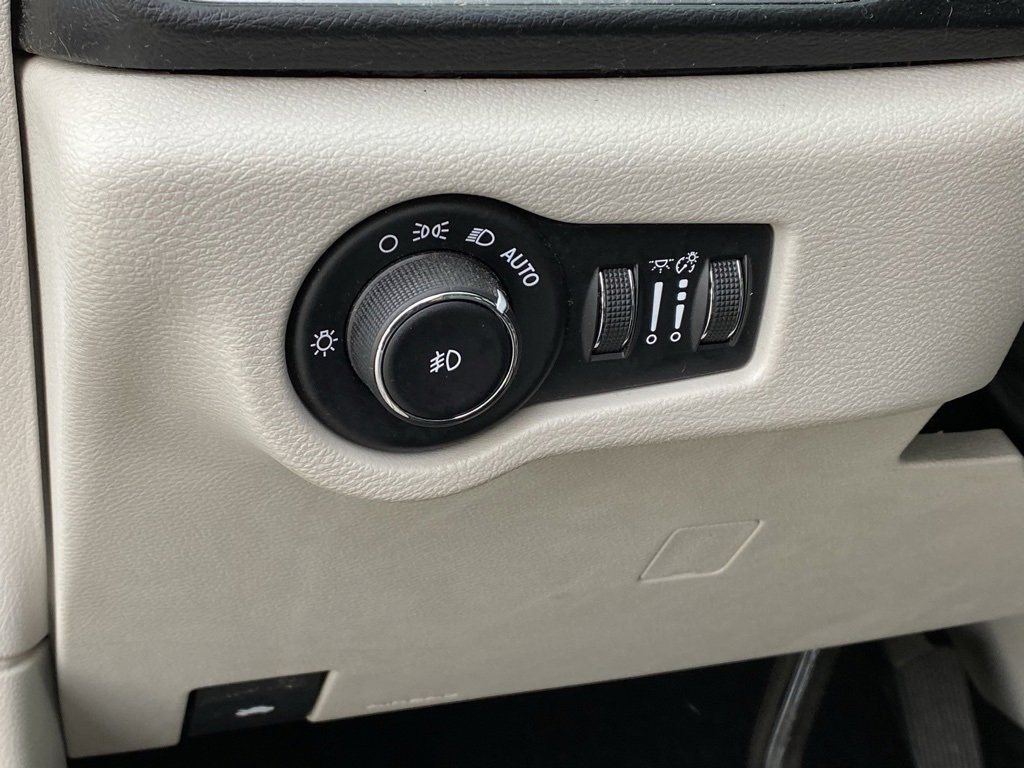 Used 2017 Chrysler Pacifica Touring-L Plus w/ Tire & Wheel Group image 12