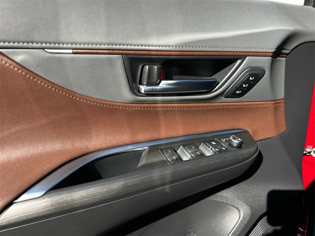 Used 2024 Toyota Venza Limited image 34