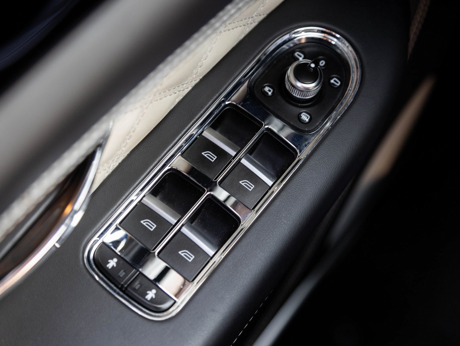 Used 2021 Bentley Bentayga image 18