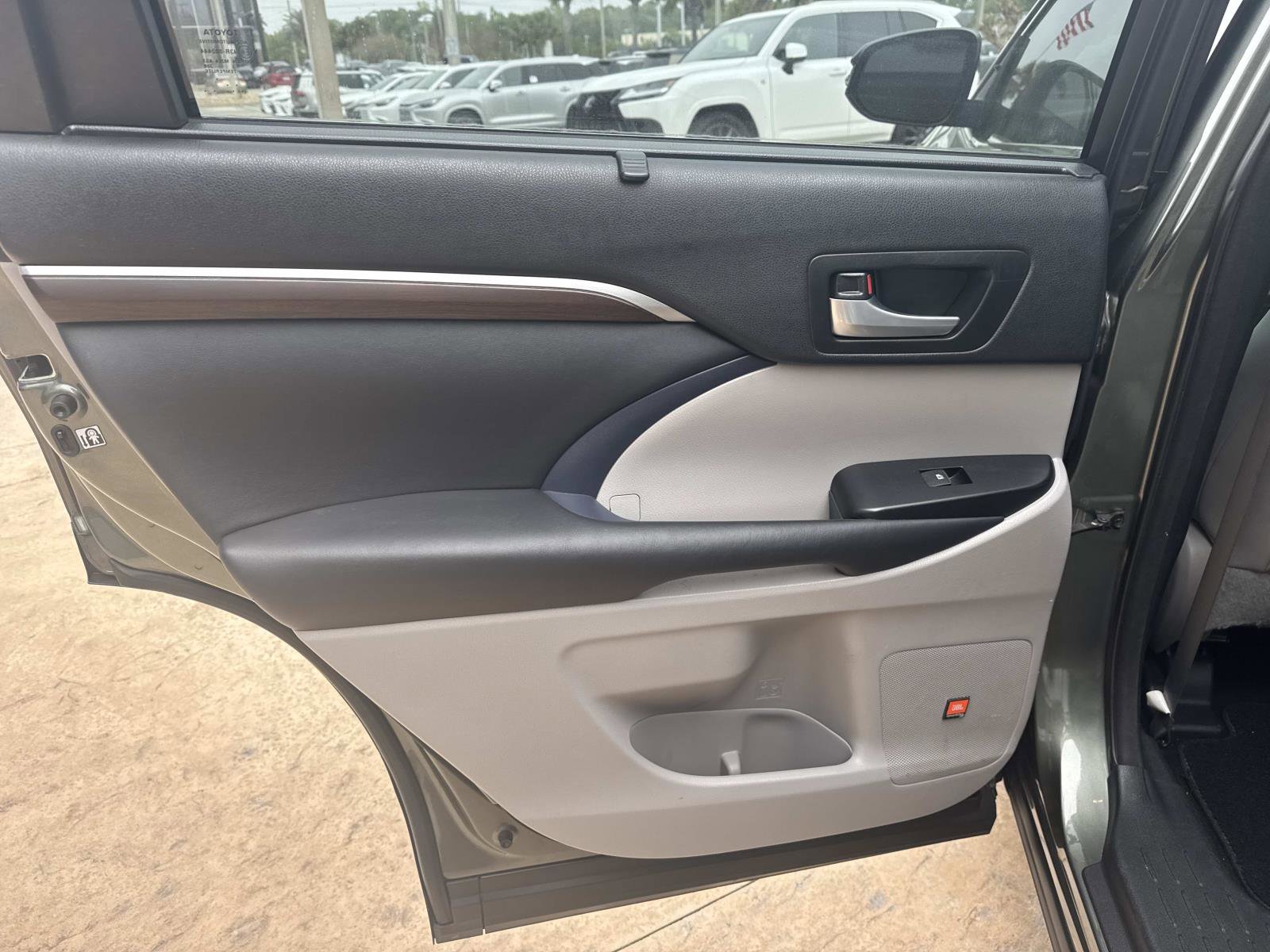 Used 2014 Toyota Highlander Limited image 12