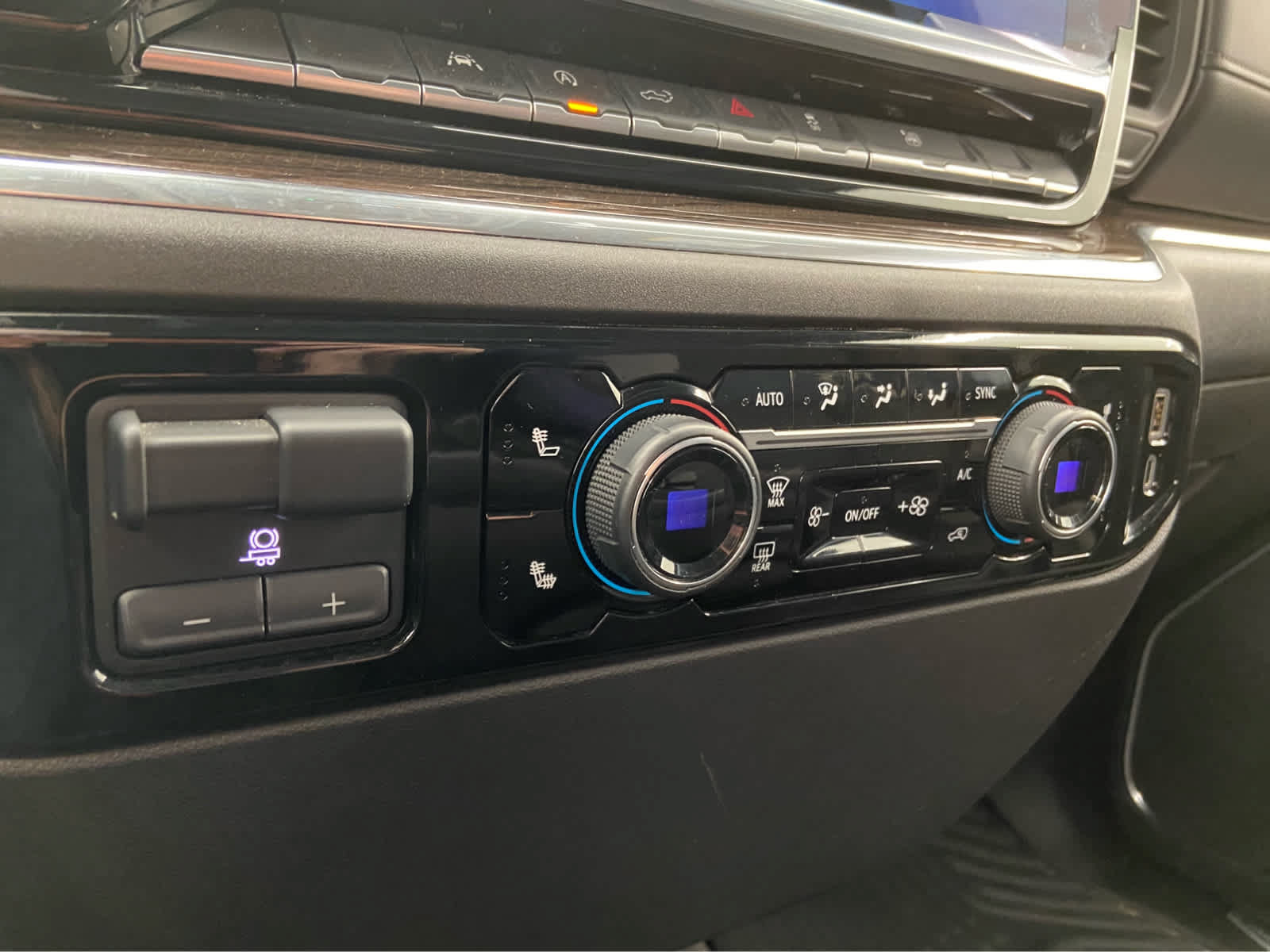 Used 2025 Chevrolet Silverado 1500 LT AWD/4WD image 33