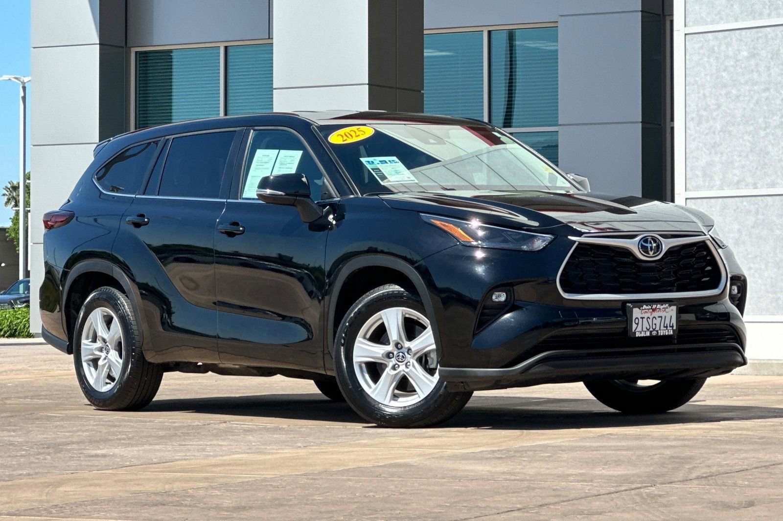 Used 2025 Toyota Highlander LE image 2