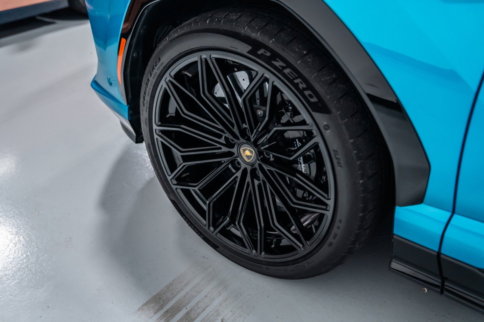 Used 2025 Lamborghini Urus SE AWD/4WD image 40
