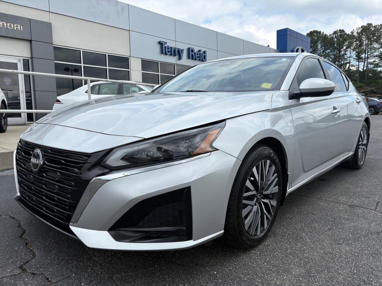 Used 2024 Nissan Altima 2.5 SV w/ SV Premium Package FWD image 1