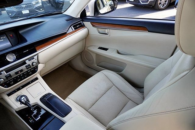 Used 2014 Lexus ES 300h w/ Luxury Package w/Bamboo Trim FWD image 32