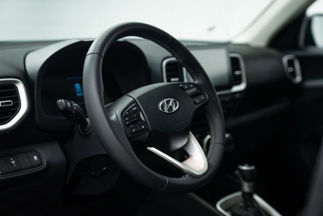 Used 2023 Hyundai Venue SEL image 12