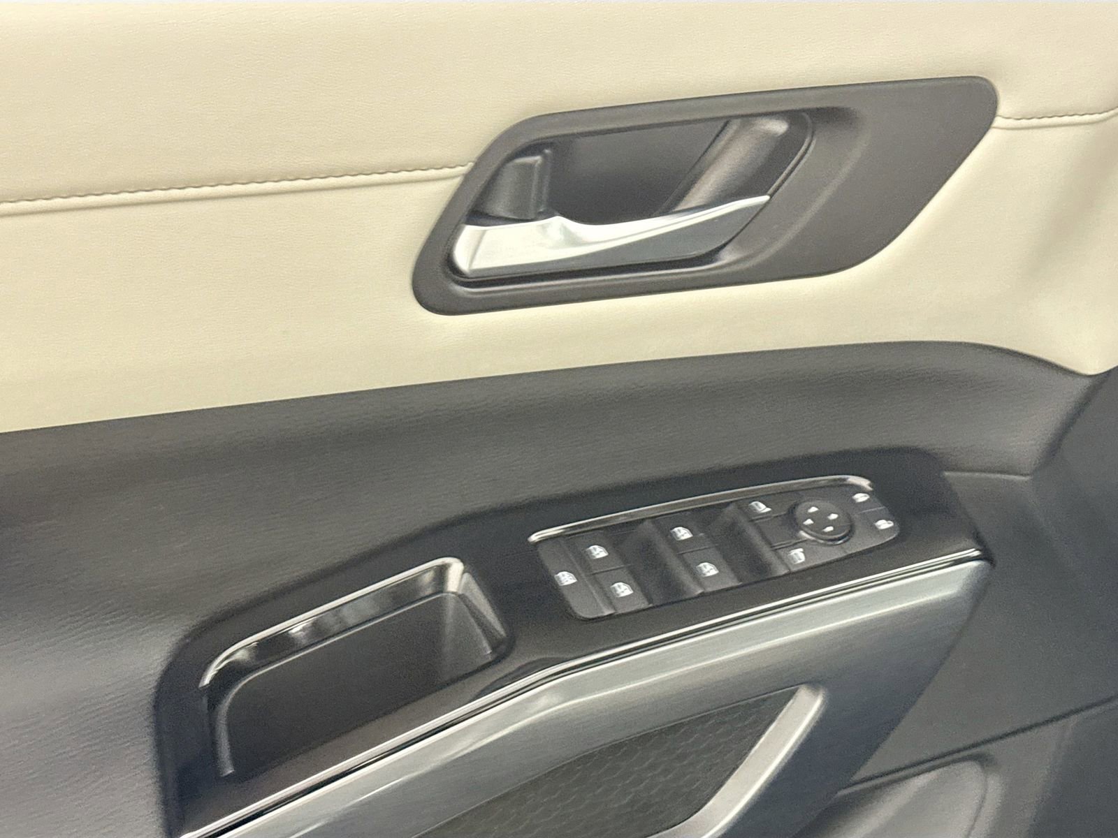 Used 2025 Nissan Pathfinder SL w/ Cargo Package image 14