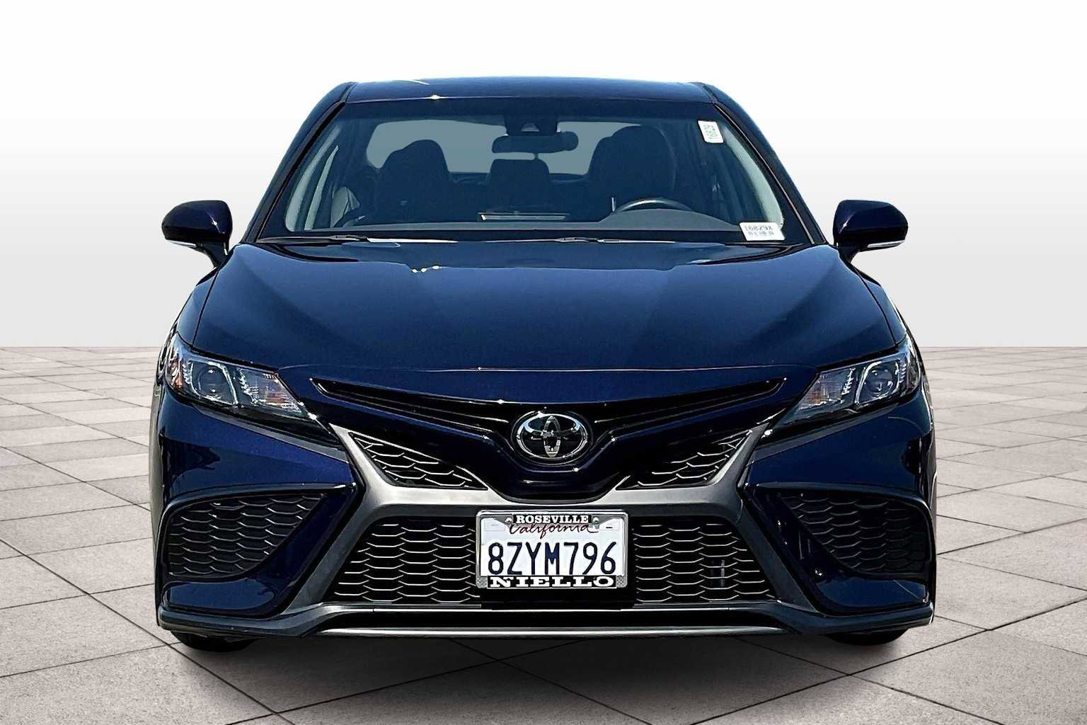 Used 2022 Toyota Camry SE image 3