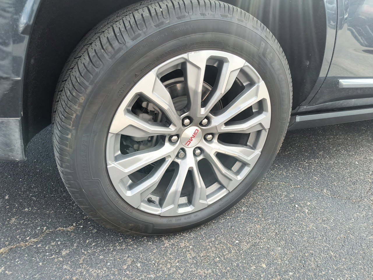 Used 2021 GMC Yukon Denali w/ Denali Premium Package image 4