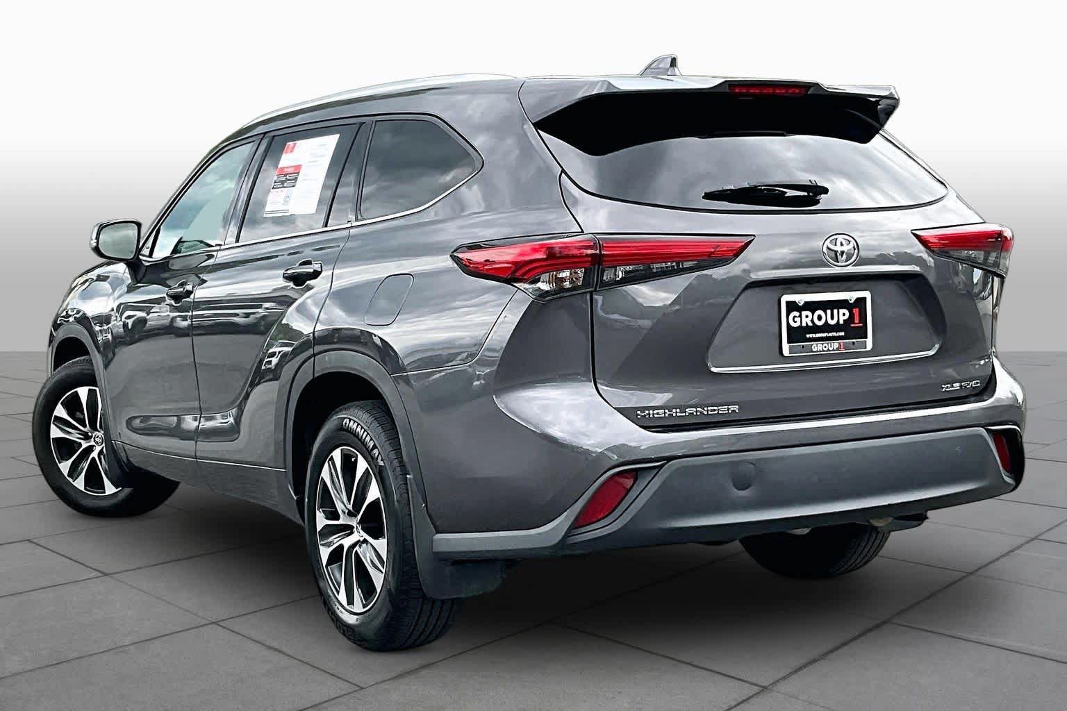 Used 2021 Toyota Highlander XLE AWD/4WD image 12