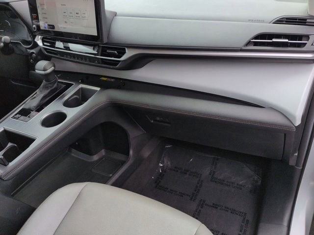 Certified 2025 Toyota Sienna XLE FWD image 32