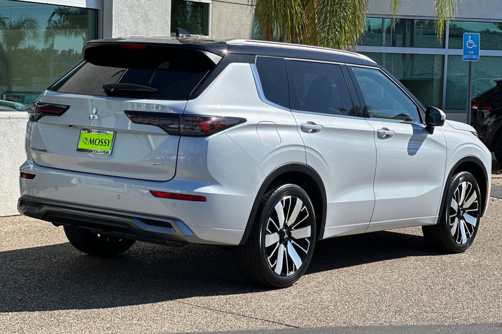 New 2025 Mitsubishi Outlander SEL image 4