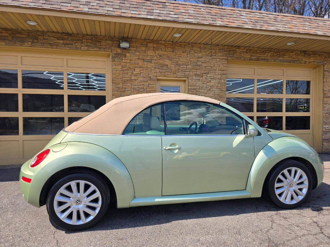 Used 2008 Volkswagen Beetle SE image 6