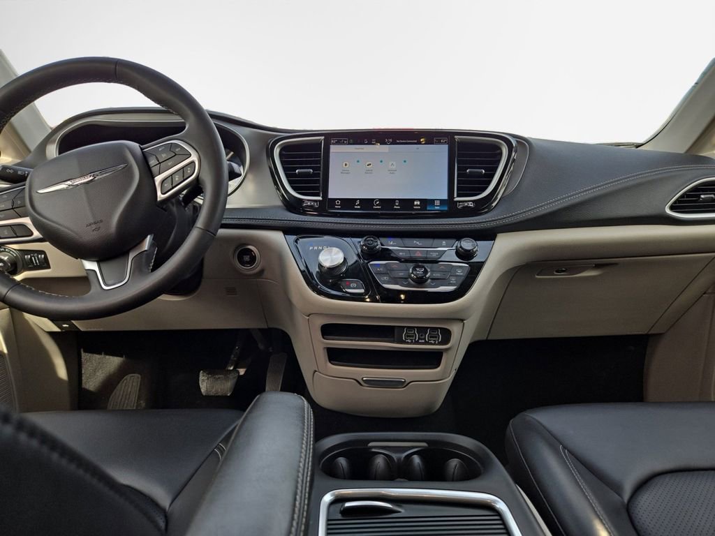 Used 2023 Chrysler Pacifica Touring-L image 22