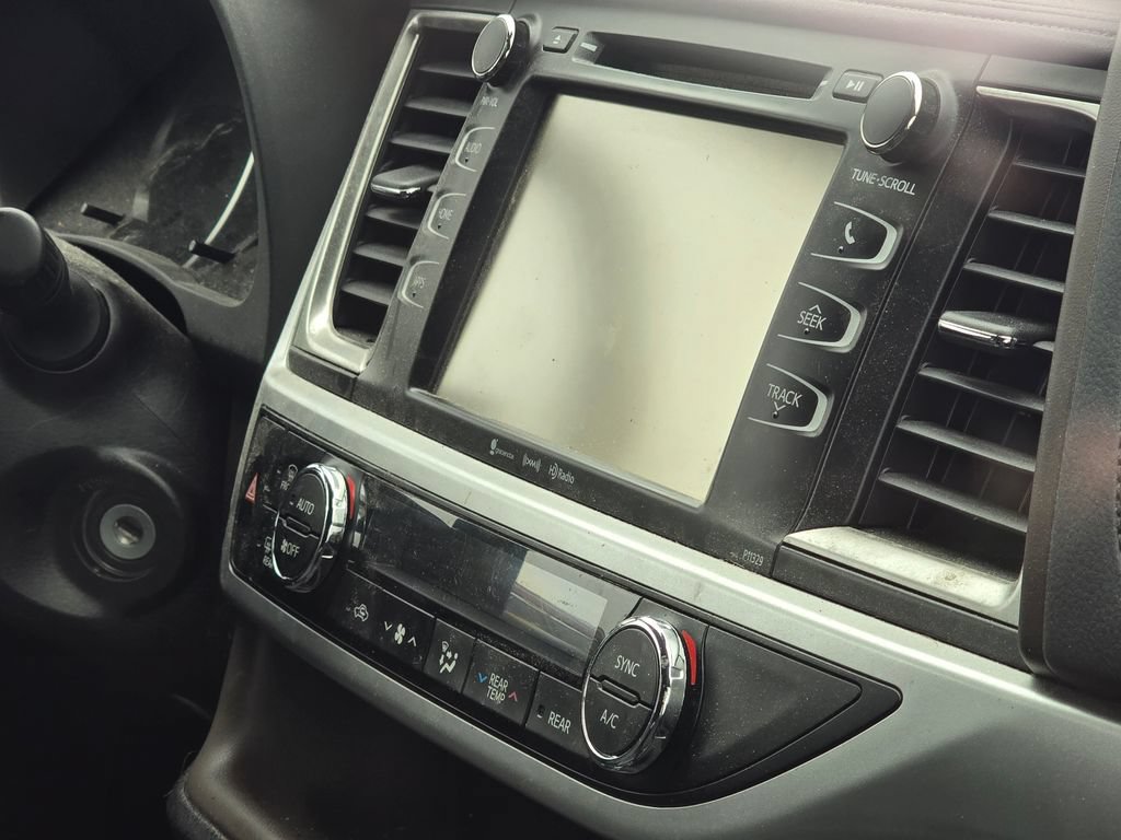 Certified 2017 Toyota Highlander Plus AWD/4WD image 18