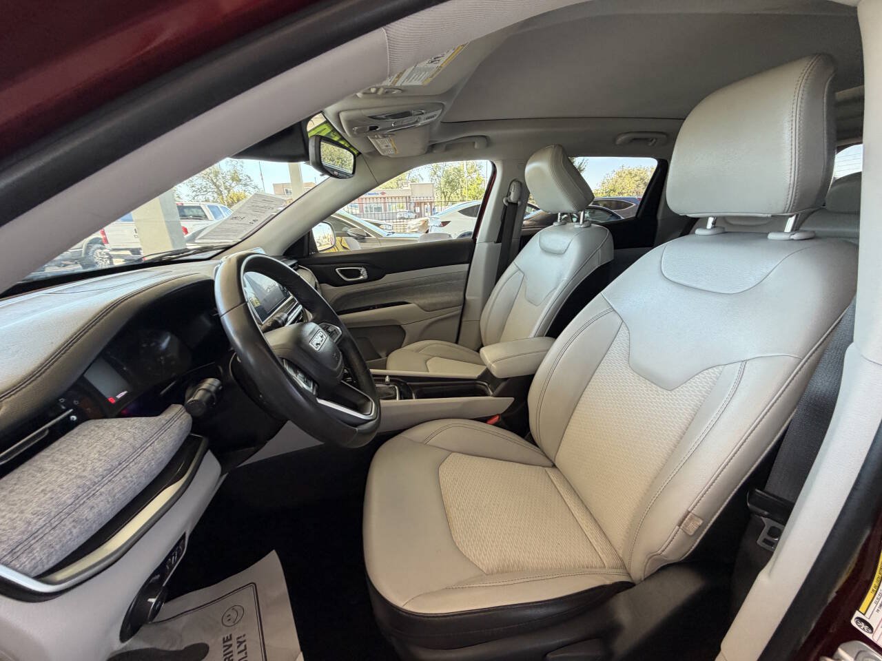 Used 2022 Jeep Compass Latitude w/ Sun and Sound Group AWD/4WD image 9