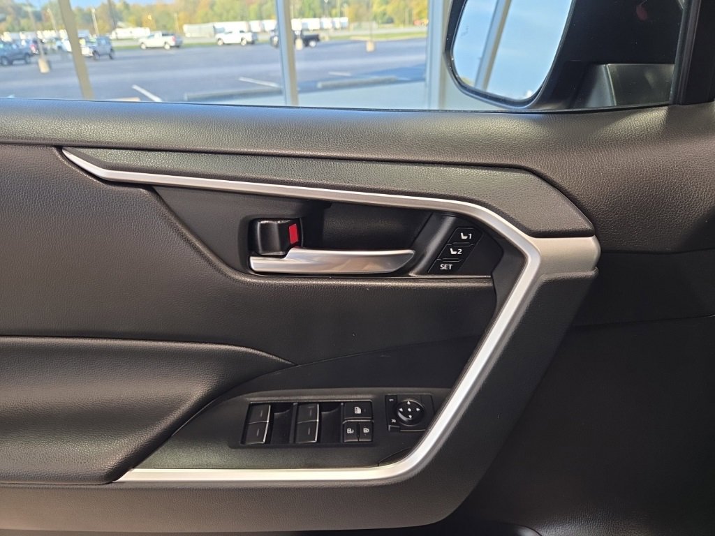 Used 2022 Toyota RAV4 XLE Premium image 11