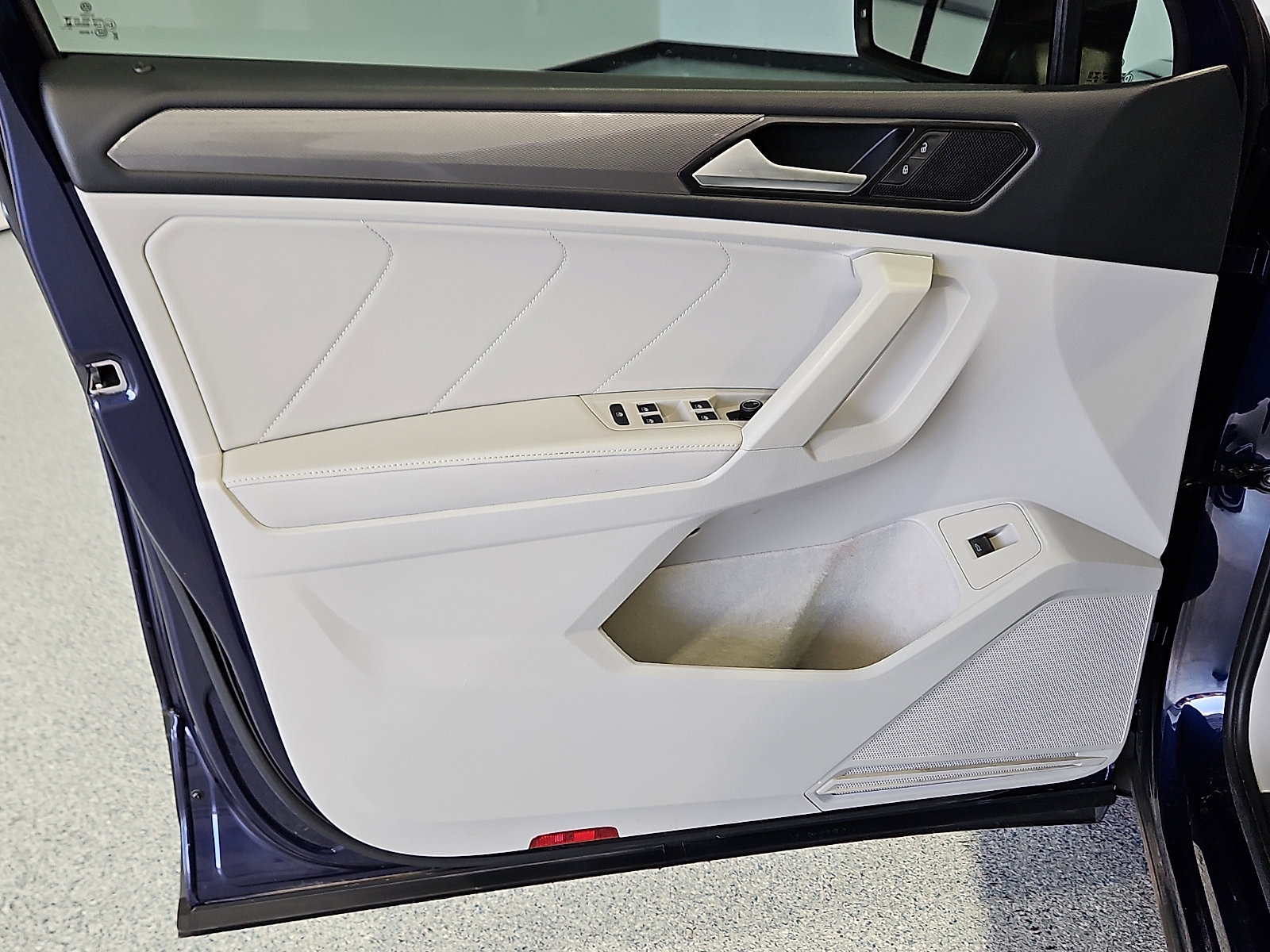 Certified 2024 Volkswagen Tiguan SE w/ Panoramic Sunroof Package FWD image 13