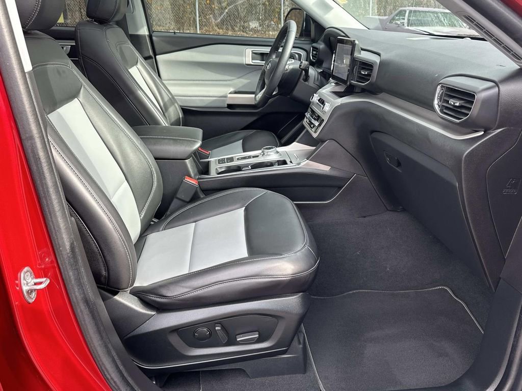 Used 2023 Ford Explorer XLT w/ Equipment Group 202A image 13