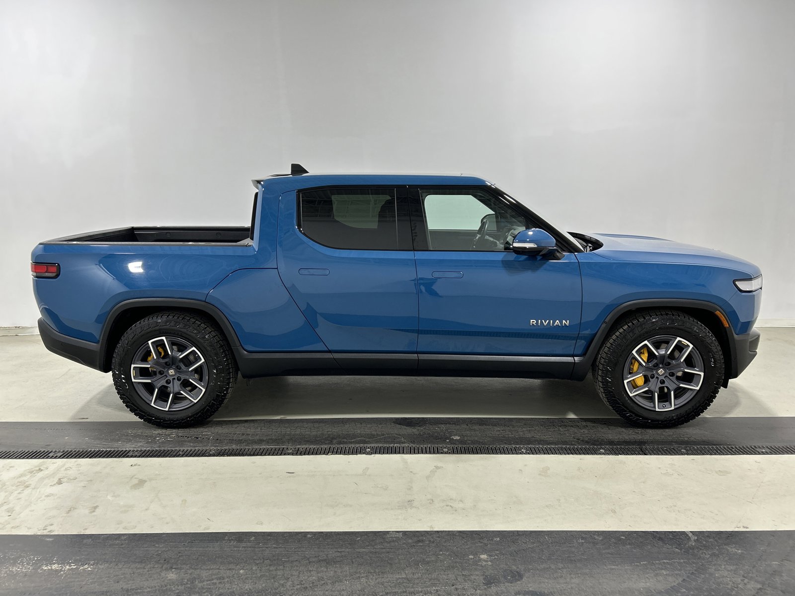 Used 2023 Rivian R1T Adventure image 6