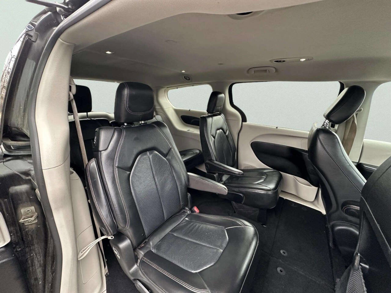 Used 2019 Chrysler Pacifica Touring-L image 16