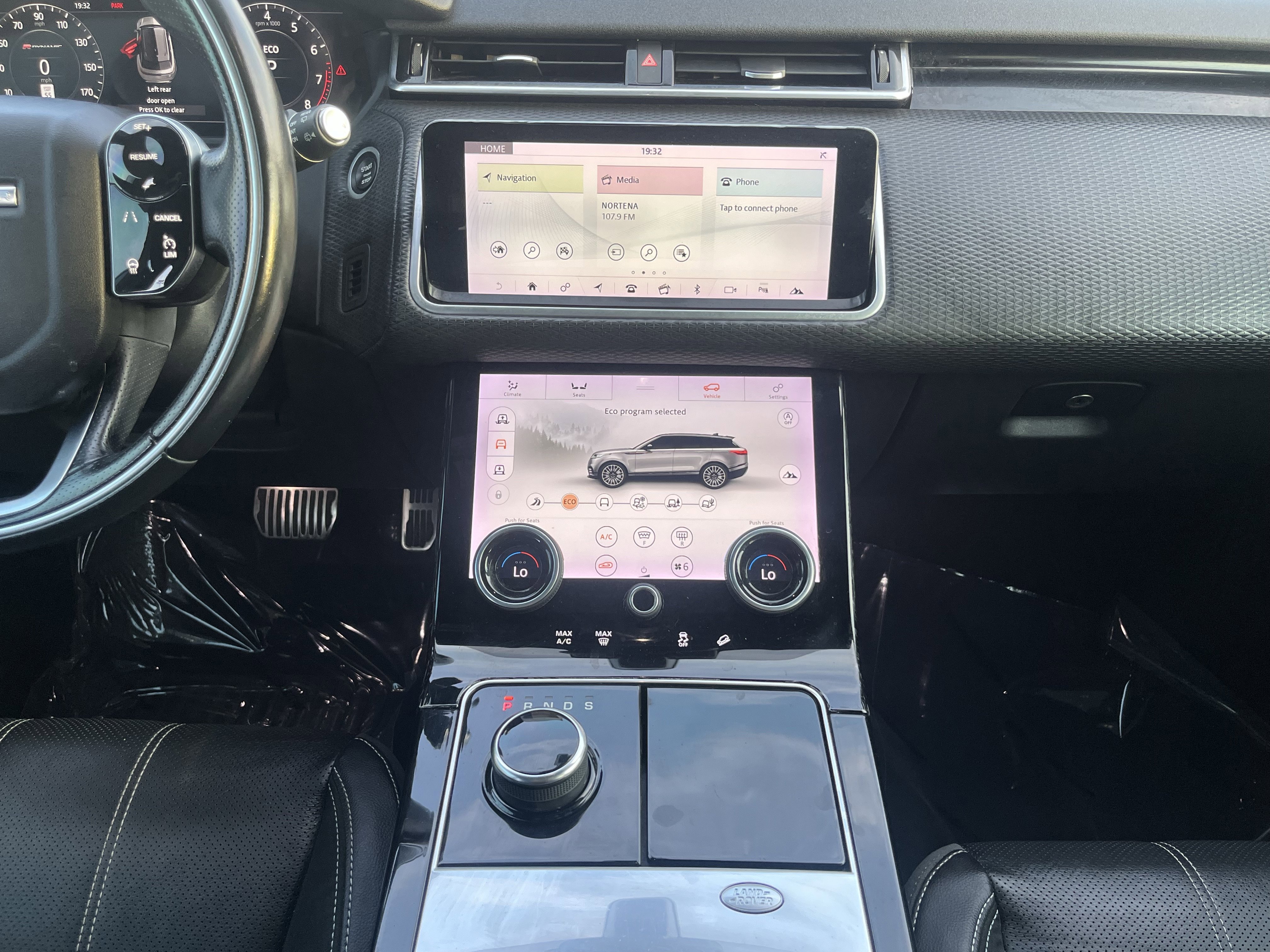 Used 2018 Land Rover Range Rover Velar R-Dynamic SE AWD/4WD image 24