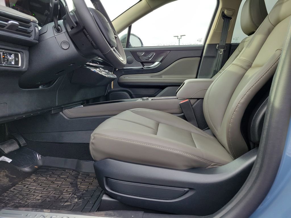 New 2026 Lincoln Corsair Premiere image 17